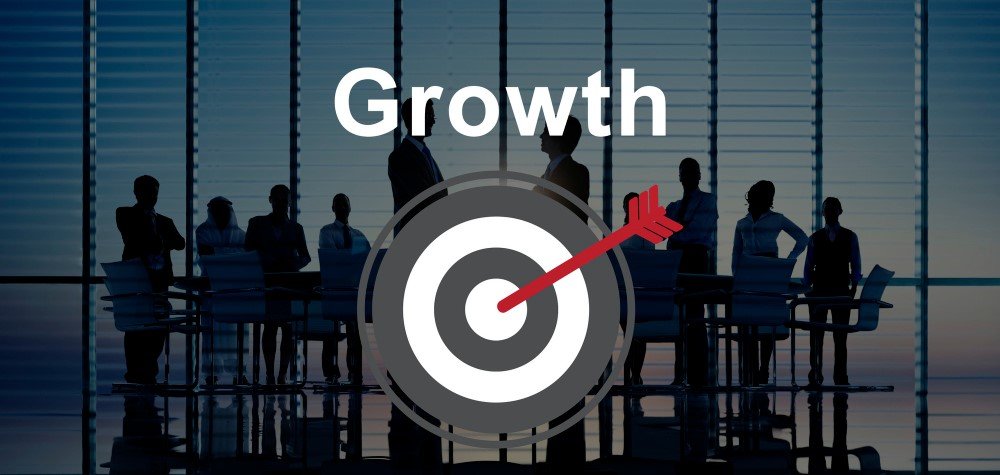 niche communities, augmented reality, data privacy, customer service, social media trends, AI-powered tools, short-form video, personalized content, brand loyalty